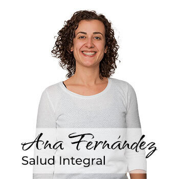 Ana Fernández, acupuntora, en su consulta de A Coruña