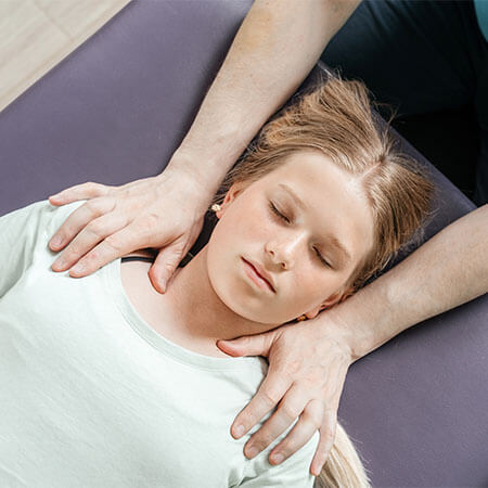 Niña en sesión de biodinámica craneosacral